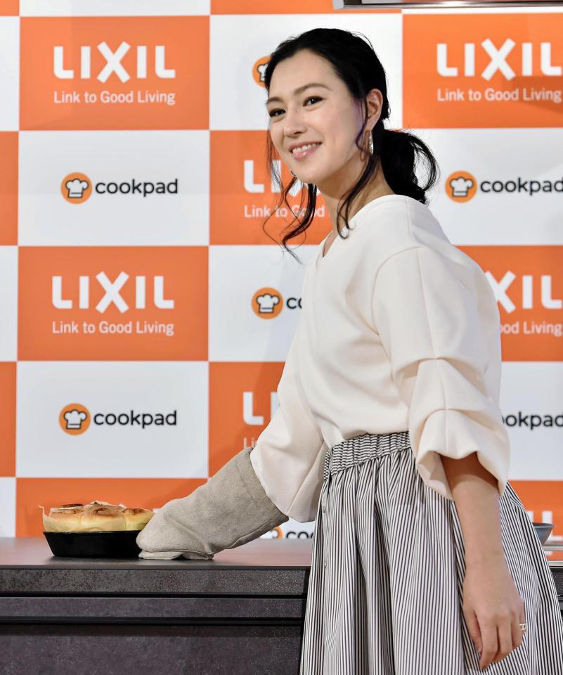 新「リシェルＳＩ」を体験する堂珍敦子＝ｃｏｏｋｐａｄ　ｓｔｕｄｉｏ代官山（撮影・中田匡峻）