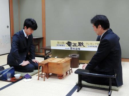 　阿部隆八段との対局を行う藤井聡太六段（左）＝関西将棋会館