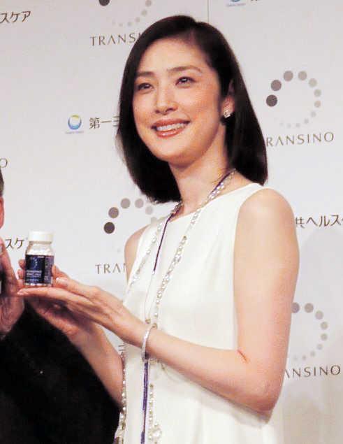 天海祐希 美の秘訣は入浴前後の柔軟体操 入る前と出た後のバージョンが 芸能 デイリースポーツ Online