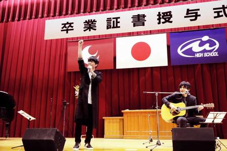 　母校の卒業式イベントで楽曲を披露したポルノグラフィティの岡野昭仁（左）と新藤晴一＝広島・尾道市