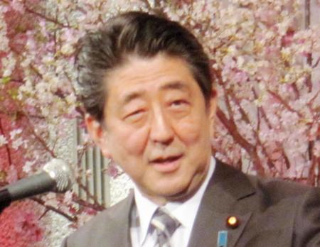 プライムニュースと自身の“因縁”について熱弁する安倍晋三首相＝都内