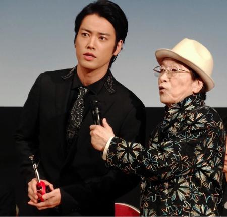 主演男優賞を受賞した桐谷健太（左）と浜村淳氏＝大阪市内