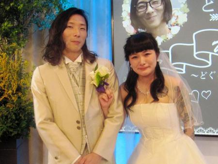 　結婚披露パーティーで祝福された、どぐら（左）＆ぎゃす＝東京・池袋のゲームカフェ「ＳＴＯＲＩＡ」