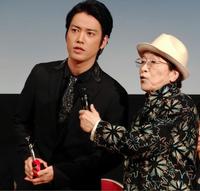 主演男優賞を受賞した桐谷健太（左）と浜村淳氏＝大阪市内