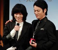 主演男優賞を受賞した桐谷健太（右）と菅田将暉＝大阪市内