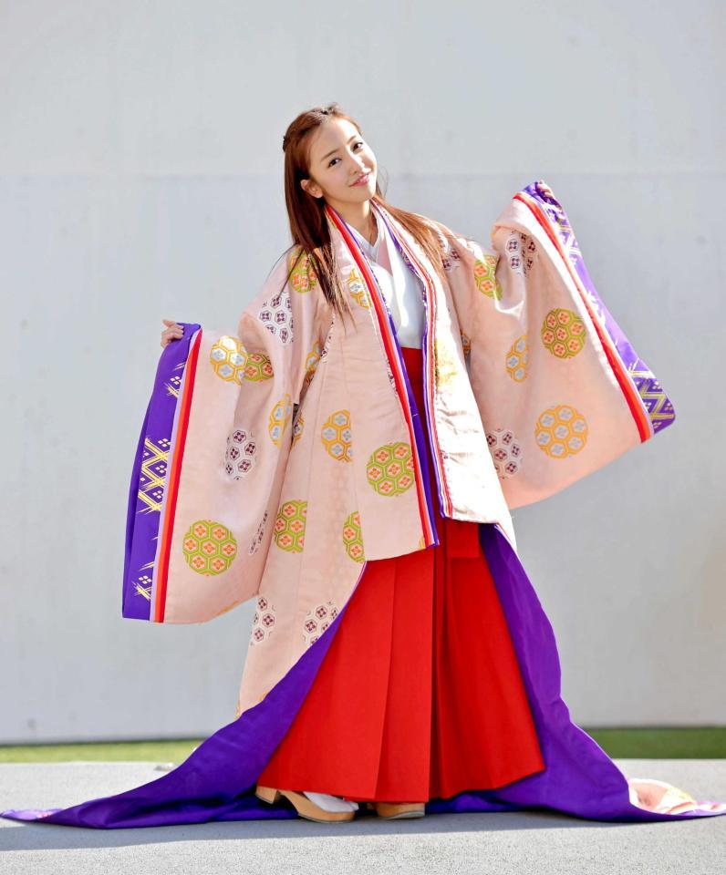 　華麗な和装姿で登場し、ポーズをとる板野友美＝東京・ららぽーと豊洲（撮影・西岡正）