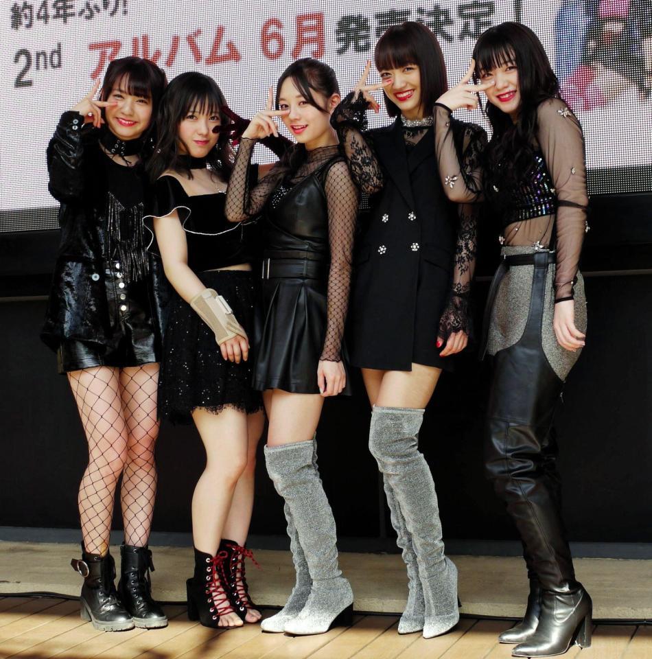 新曲の振り付けでポーズするフェアリーズ＝東京・水道橋