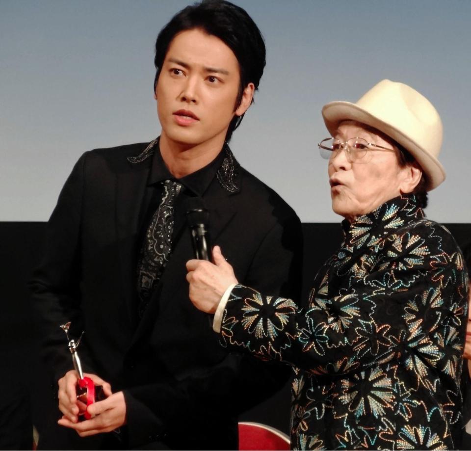 主演男優賞を受賞した桐谷健太（左）と浜村淳氏＝大阪市内