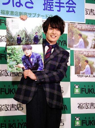 　沖縄で撮影したカレンダーをアピールした崎山つばさ＝東京・福家書店新宿サブナード店