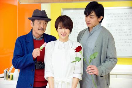 　マドンナ役を演じる吉瀬美智子（中央）に思いを寄せる吉田鋼太郎（左）と青柳翔
