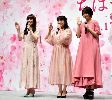 Ｐｅｒｆｕｍｅの定番あいさつを真似する（左から）優希美青、上白石萌音、広瀬すず＝東京国際フォーラム（撮影・中田匡峻）