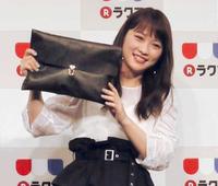 　出品するお手製バックをアピールする川栄李奈＝東京・恵比寿