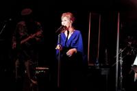 バースデーライブでデビュー曲などを歌った高橋真梨子＝東京・日本橋三井ホール