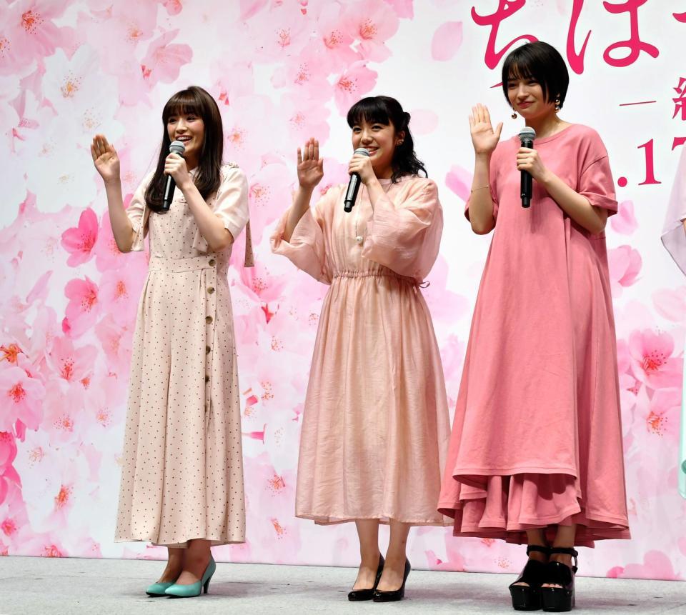 Ｐｅｒｆｕｍｅの定番あいさつを真似する（左から）優希美青、上白石萌音、広瀬すず＝東京国際フォーラム（撮影・中田匡峻）