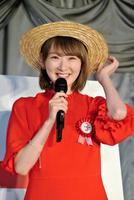 ワンピースの主人公・ルフィをイメージしたファッションの生駒里奈＝東京ワンピースタワー