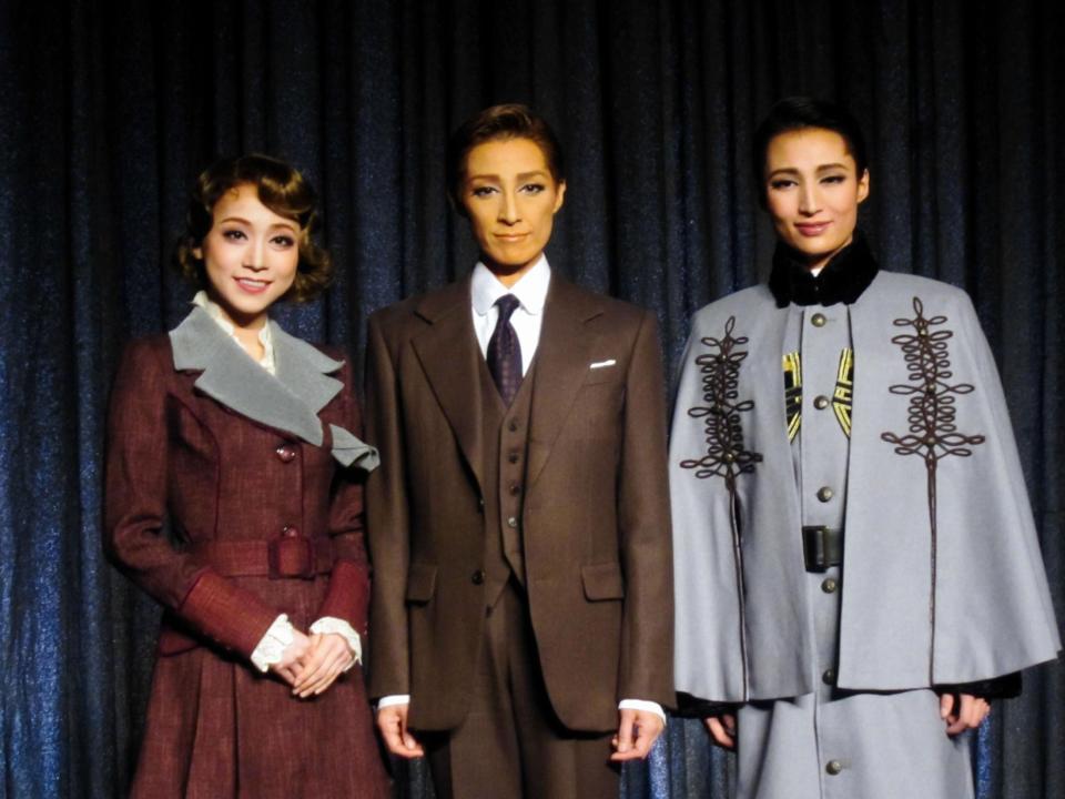 宝塚歌劇雪組公演「凱旋門」に出演する（左から）真彩希帆、轟悠、望海風斗