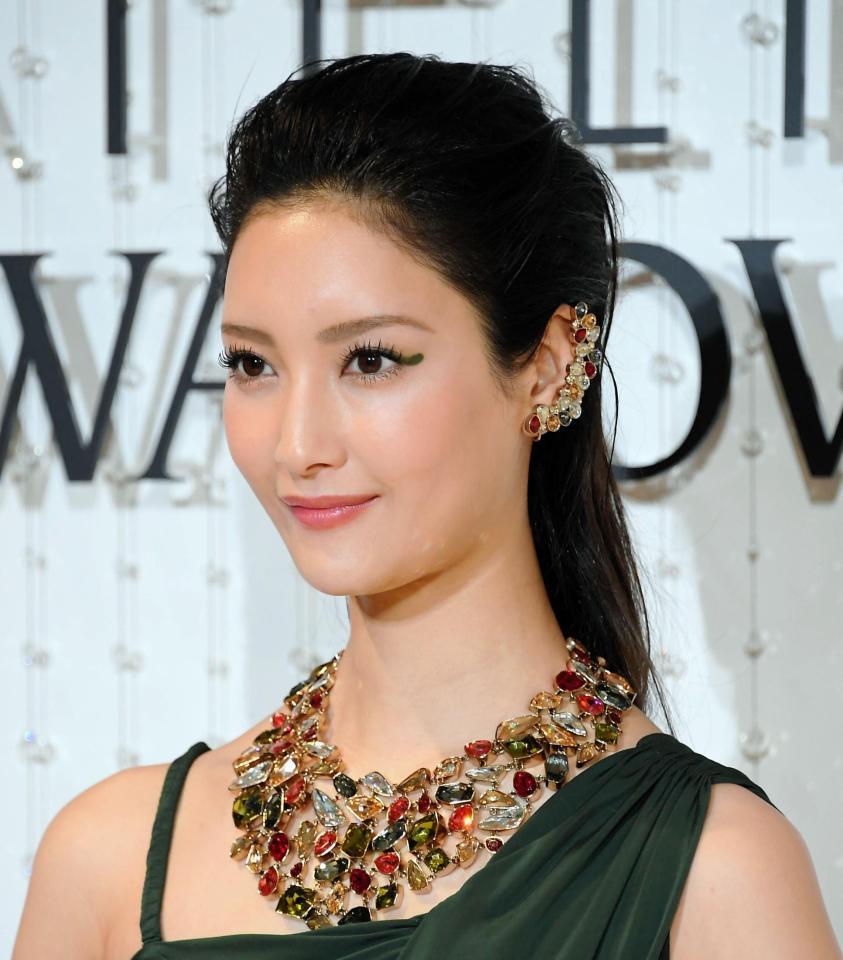 菜々緒 限界太ももスリットで大胆超セクシー 芸能 デイリースポーツ Online 菜々緒 限界太ももスリットで大胆超セクシー 芸能 デイリースポーツ Online