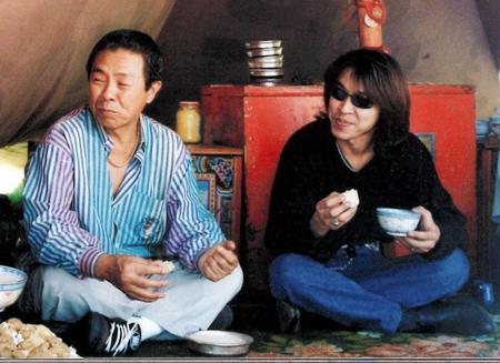 　３０年前、海外公演のモンゴルで父・北島三郎（左）と写真に納まる大野誠さん