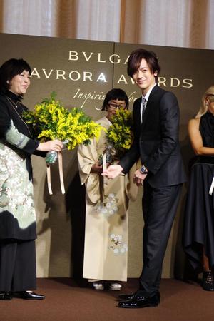 「ブルガリ　アウローラアワード２０１８」の記者会見に出席し、登壇者にミモザの花束を贈るＤＡＩＧＯ＝東京・ブルガリ銀座タワー