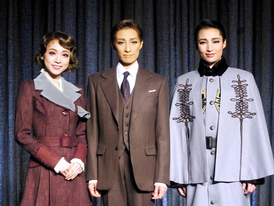 　宝塚歌劇雪組公演「凱旋門」に出演する（左から）真彩希帆、轟悠、望海風斗