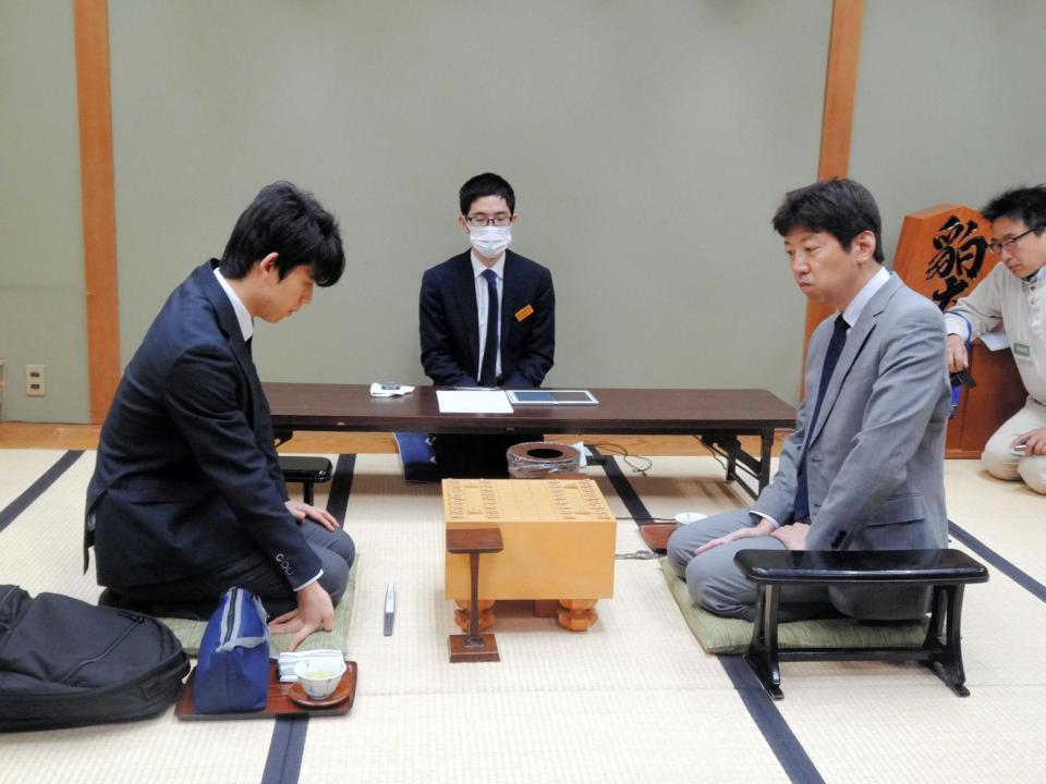 対局を行う藤井聡太六段（左）と杉本昌隆七段＝関西将棋会館＝大阪市内