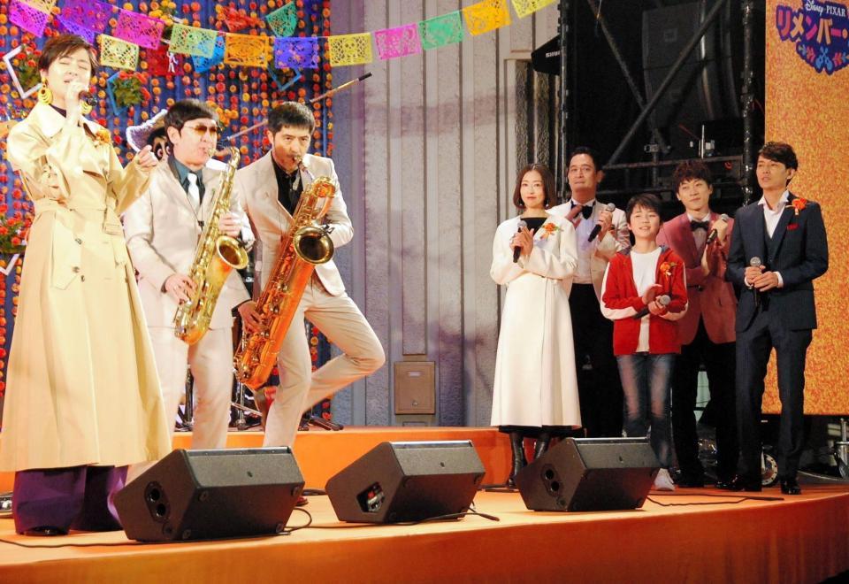 シシド・カフカ（左端）と東京スカパラダイスオーケストラのライブを楽しんだ横山だいすけ（右から２人目）＝東京・上野恩賜公園野外ステージ