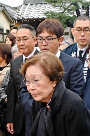 　東京大空襲の被害者のために焼香した海老名香葉子さん（手前）、林家正蔵（左奥）、林家三平（中央奥）＝東京・上野