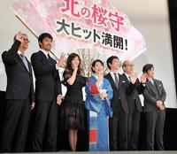 　笑顔で客席に手を振る（左から）滝田洋二郎監督、阿部寛、篠原涼子、吉永小百合、堺雅人、岸部一徳、佐藤浩市