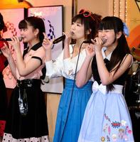 ハコイリ♡ムスメとのコラボで熱唱する元ＣｏＣｏの宮前真樹（中央）。右はハコイリ♡ムスメの我妻桃実、右は塩野虹＝東京・新宿ＫＥＮＴＯ’Ｓ（撮影・開出牧）