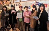 東日本大震災の被災地を訪問したＫＯＢｅｒｒｉｅＳ♪の岡野春香（左端）、大出姫花（同２番目）、森島みなみ（同５番目）、黒谷真琴（右端）＝宮城県七ヶ浜町