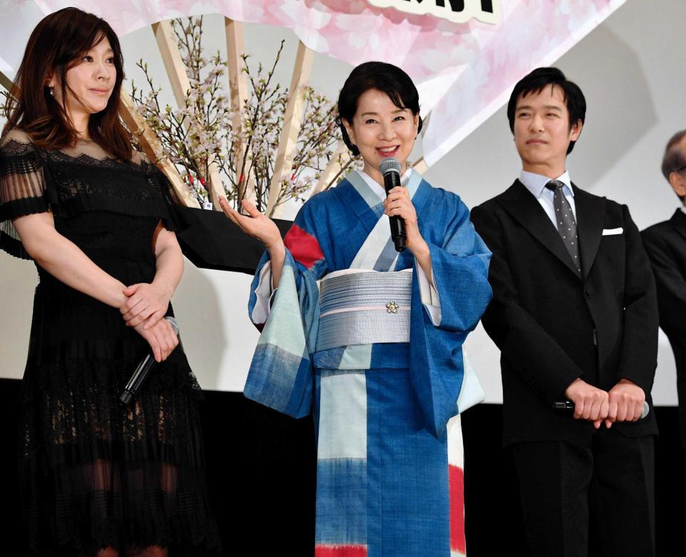 　笑顔であいさつする吉永小百合（左は篠原涼子、右は堺雅人）＝東京都中央区の丸の内ＴＯＥＩ（撮影・出月俊成）