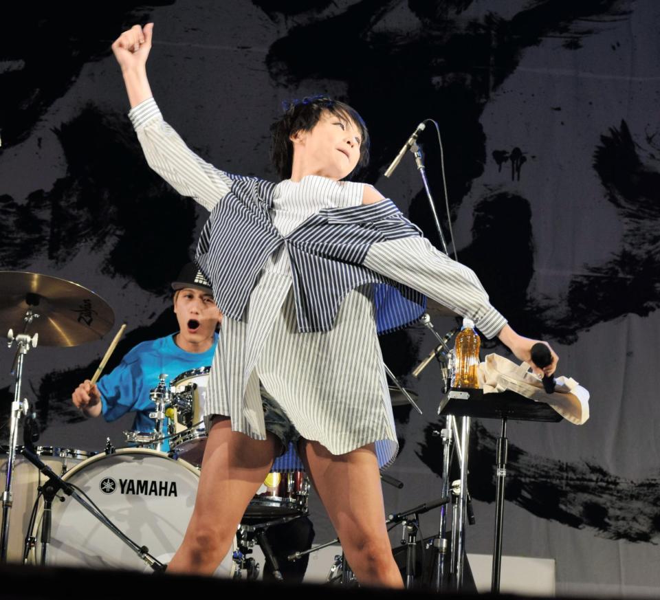 夫のドラマー・Ｎｏｓｕｋｅ（後方）と共演したｍｉｓｏｎｏ＝福島・郡山市内