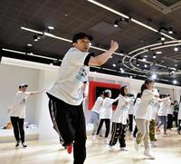 復興支援のダンス教室でレッスンするＥＸＩＬＥの橘ケンチ＝宮城県・仙台