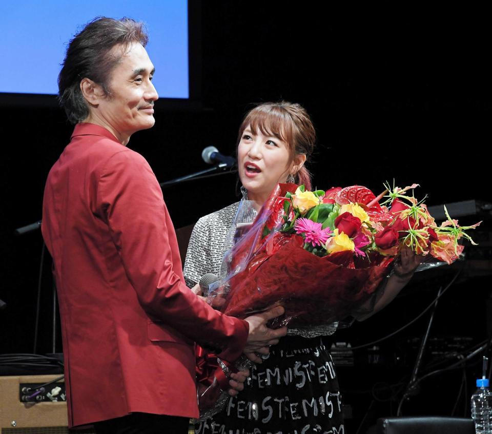 　織田哲郎（左）に花束を渡す高橋みなみ＝東京都・渋谷区（撮影・堀内翔）