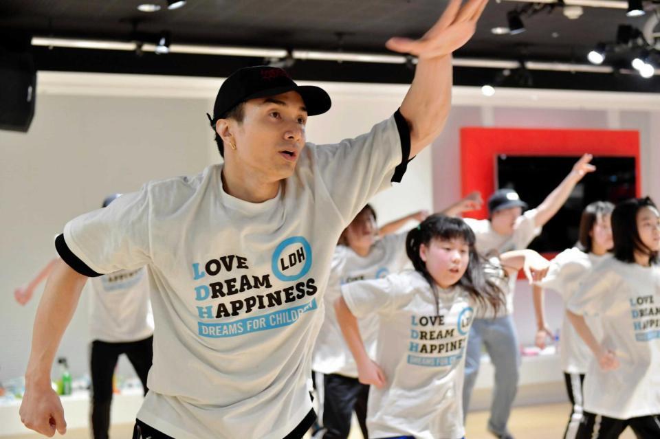 　復興支援のダンス教室でレッスンするＥＸＩＬＥの橘ケンチ＝宮城県・仙台