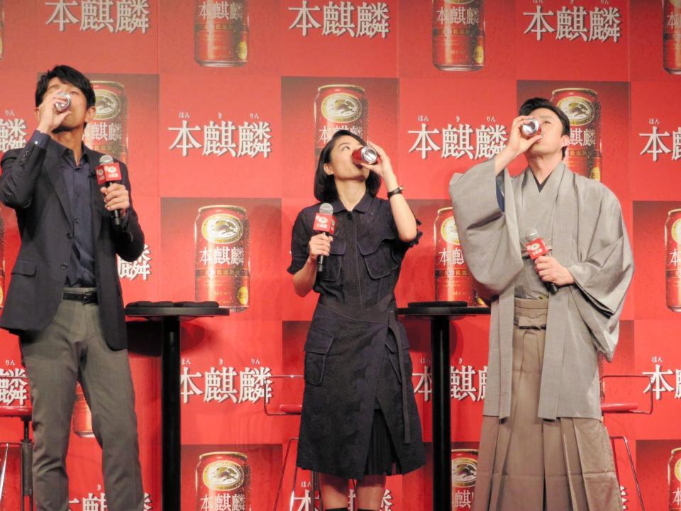 昼間からビールをゴクリと飲む（左から）江口洋介、井上真央、松本幸四郎＝東京・神田