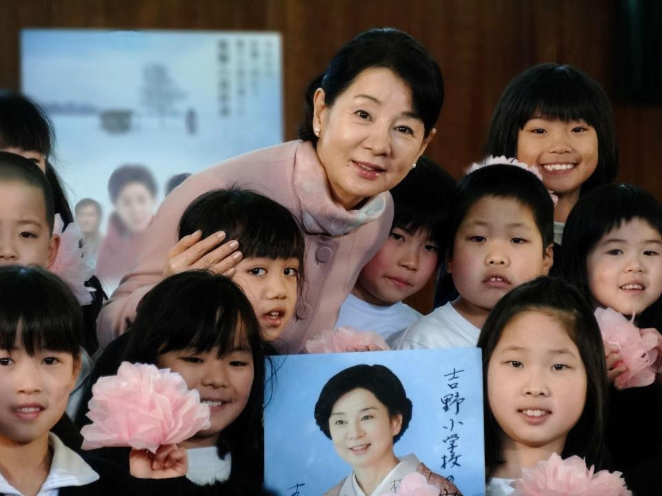 小学生と交流した吉永小百合＝奈良県内