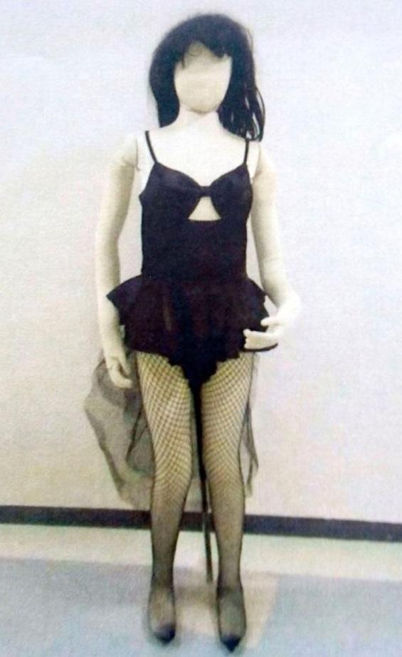 女子生徒が着ていたバニーガールの衣装（警視庁提供）