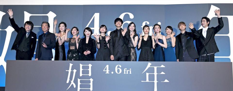 舞台あいさつを行った（左から）三浦大輔監督、西岡德馬、佐々木心音、馬渕英里何、江波杏子、冨手麻妙、松坂桃李、真飛聖、桜井ユキ、荻野友里、大谷麻衣、猪塚健太、小柳友＝東京・ＴＯＨＯシネマズ新宿（撮影・開出牧）