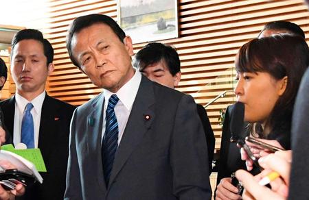 　閣議を終え、記者の質問を聞く麻生財務相＝首相官邸