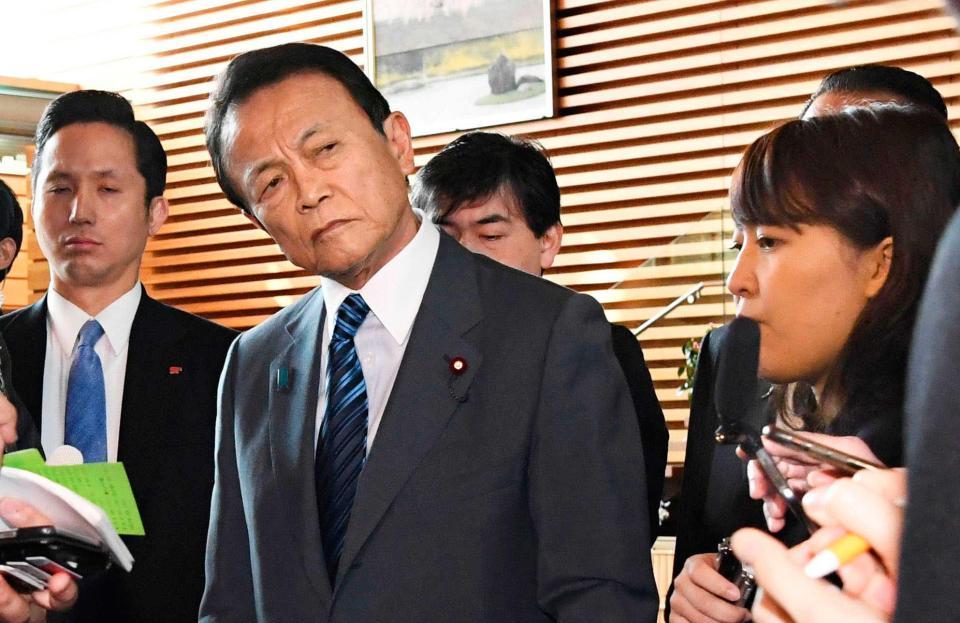 　閣議を終え、記者の質問を聞く麻生財務相＝首相官邸