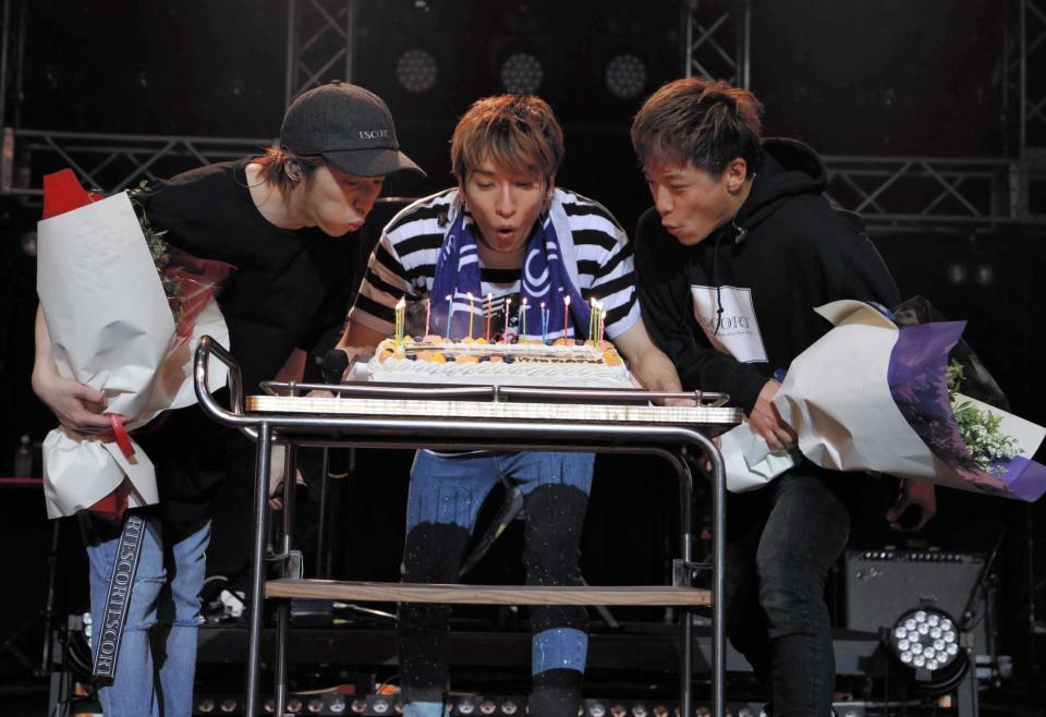 　ケーキのろうそくを吹き消すｗ－ｉｎｄｓ．の（左から）千葉涼平、橘慶太、緒方龍一＝東京・中野サンプラザ
