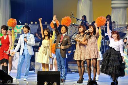 レッツゴーヤングコンサートに出演した（左から）伊藤咲子、城みちる、石川ひとみ、太川陽介、ザ・リリーズ、大場久美子