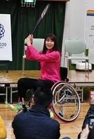 イベント参加者の前で車椅子に乗り神スイングを披露する稲村亜美＝江東区スポーツ会館（撮影・中田匡峻）