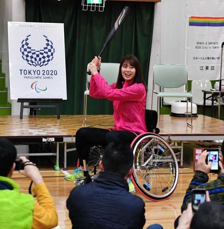 イベント参加者の前で車椅子に座って神スイングを披露する稲村亜美　