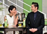 ゲストトーク中に本木雅弘（右）から結婚を祝福され、笑顔を見せる宮沢りえ＝テレビ東京・天王洲スタジオ（撮影・西岡正）