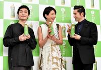 フォトセッション中に本木雅弘（右）から人さし指で肩をタッチされ、笑顔を浮かべる宮沢りえ（左は草なぎ剛）＝テレビ東京・天王洲スタジオ（撮影・西岡正）