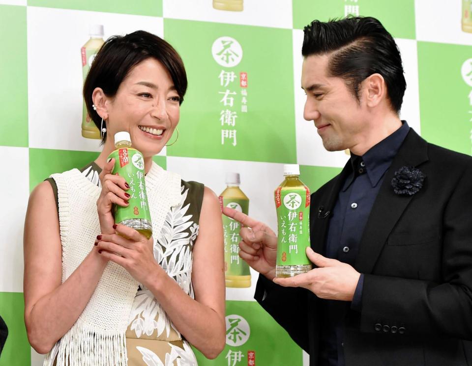 フォトセッション中に本木雅弘（右）から人さし指で肩をタッチされ、笑顔を浮かべる宮沢りえ＝テレビ東京・天王洲スタジオ（撮影・西岡正）