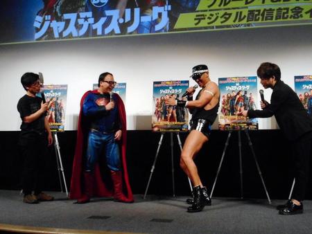「ジャスティス・リーグ」のイベントに参加した（左から）バッファロー吾郎・竹若元博、トレンディエンジェル・たかし、レイザーラモンＨＧ、二丁拳銃・川谷修士＝東京・汐留
