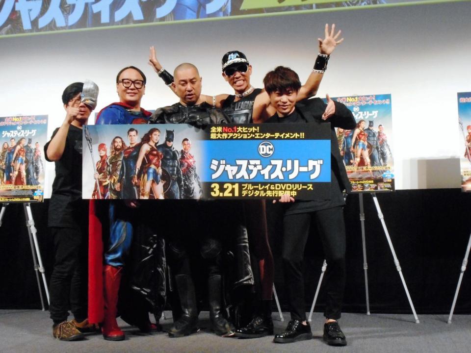 「ジャスティス・リーグ」のイベントに参加した（左から）バッファロー吾郎・竹若元博、トレンディエンジェル・たかし、レイザーラモンＲＧ、レイザーラモンＨＧ、二丁拳銃・川谷修士＝東京・汐留